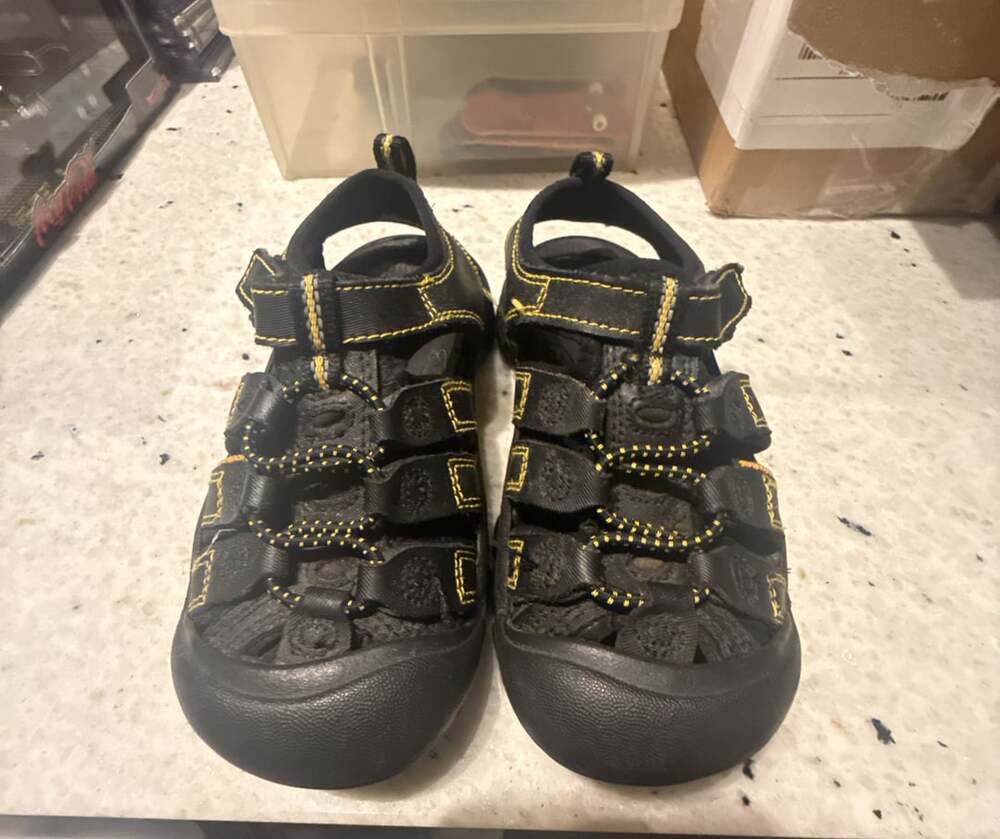KEEN Kids Size 11 US Black Waterproof Closed Toe Hiking Sport Sandals